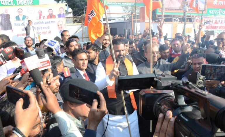 पटना में भाजपा कार्यकर्ताओं ने खूब खेली होली,दिल्ली के बाद अब बिहार की है बारी!