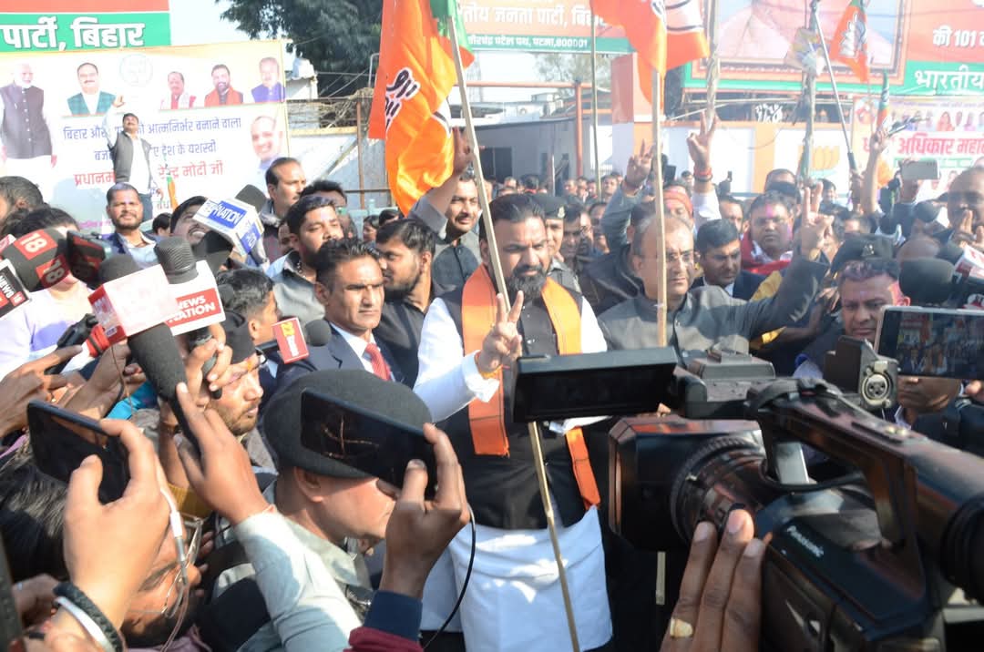 पटना में भाजपा कार्यकर्ताओं ने खूब खेली होली,दिल्ली के बाद अब बिहार की है बारी!