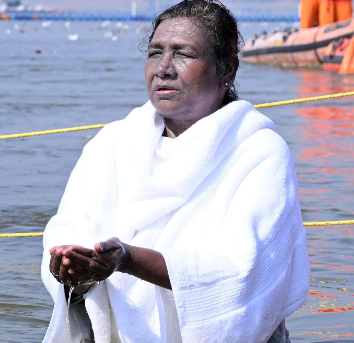 त्रिवेणी संगम में आज राष्ट्रपति द्रौपदी मुर्मू ने लगाई आस्था की डुबकी,प्रवासी पक्षियों को भी खिलाया दाना