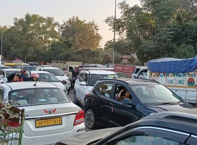 महाकुंभ की ओर जाने वाली सभी सड़कों पर लगी भीषण जाम,कई दिनों से जाम में फंसे हैं लोग