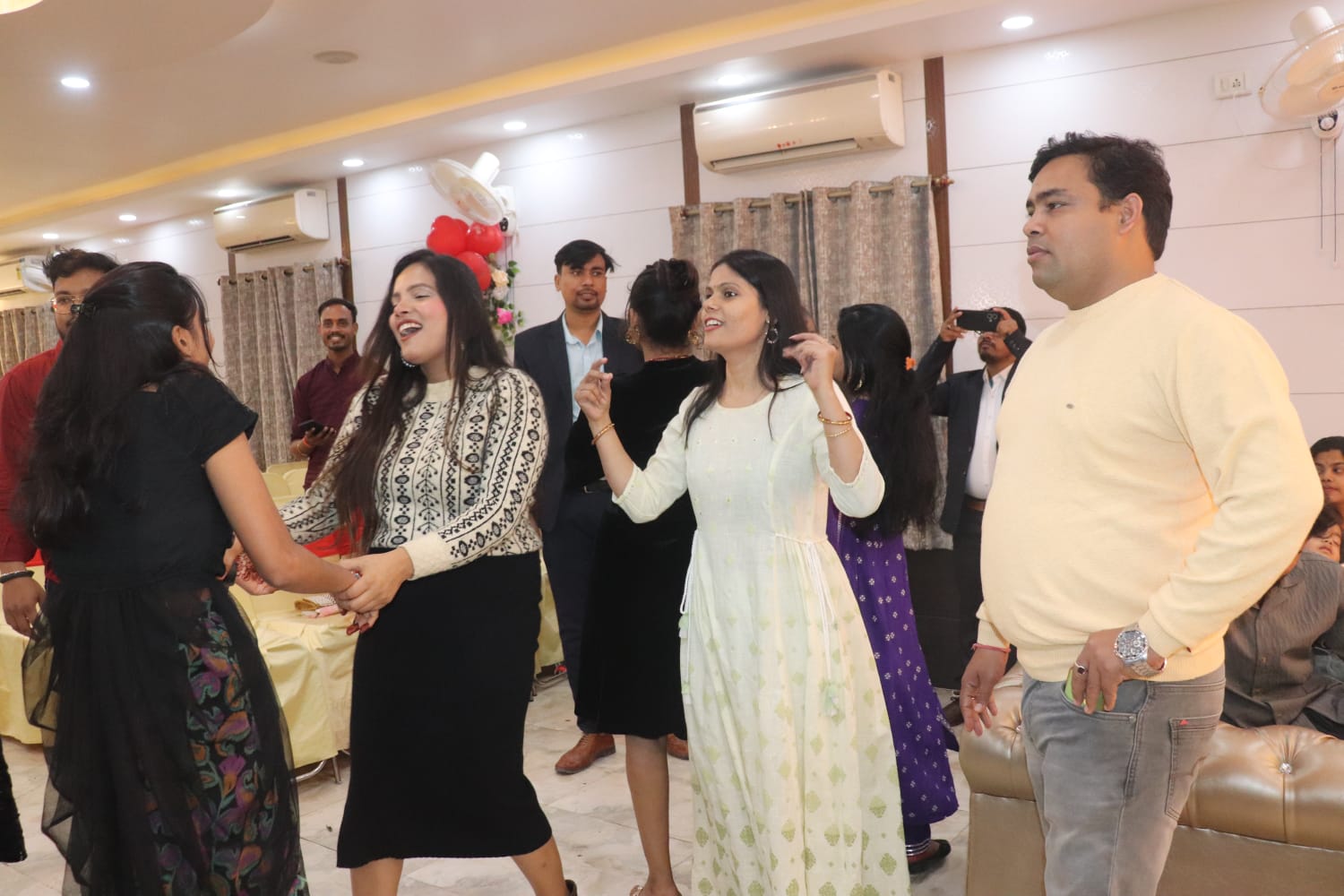 वेलेंटाइन डे की रात पटना में कपल ने खूब की मस्ती,कैसे और कब हुआ प्यार?सबने बताई अपनी स्टोरी
