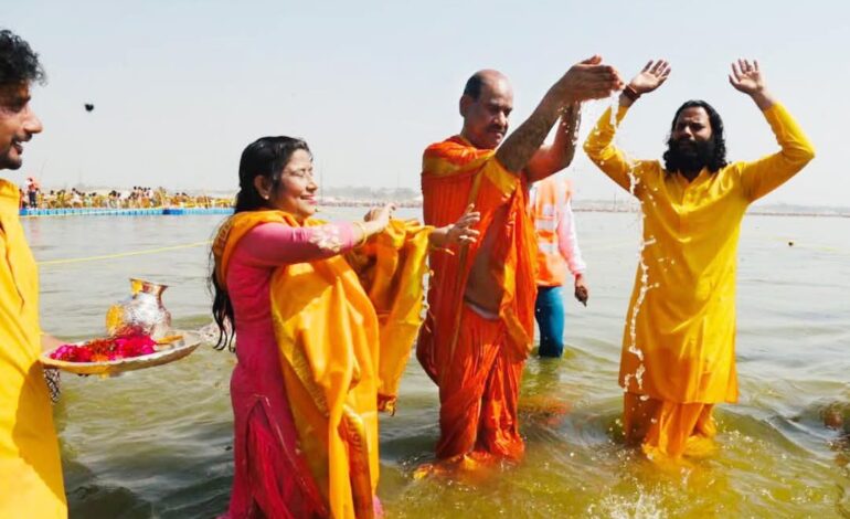 महाकुंभ में पहुंचे लोकसभा स्पीकर ओम बिरला,परिवार के साथ लगाई आस्था की डुबकी