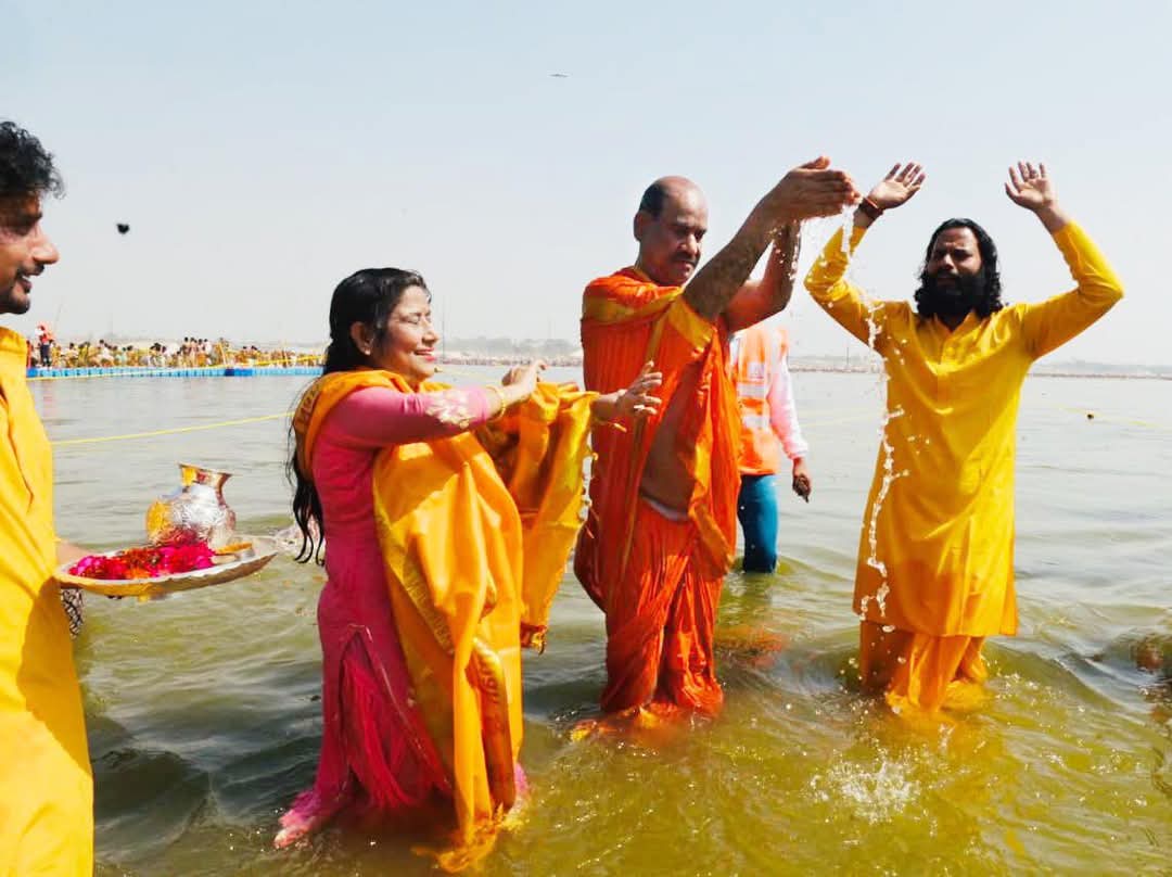 महाकुंभ में पहुंचे लोकसभा स्पीकर ओम बिरला,परिवार के साथ लगाई आस्था की डुबकी