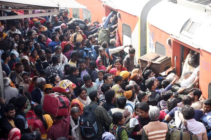 पटना जंक्शन से प्रयागराज जाने वाले यात्रियों की बढ़ी संख्या,भीड़ को नियंत्रित करने में जुटी रेलवे प्रशासन