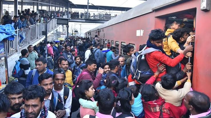 रेलवे ने भीड़ प्रबंधन के लिए किया खास इंतजाम,महाकुंभ जाने के लिए फिर से बढ़ने लगी भीड़