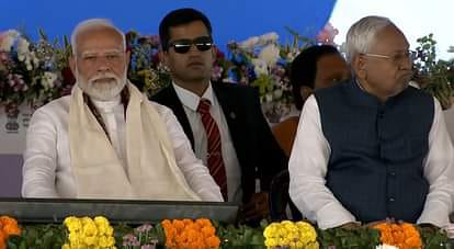 मंच पर पहुंचे पीएम मोदी,नीतीश कुमार भी हैं मौजूद