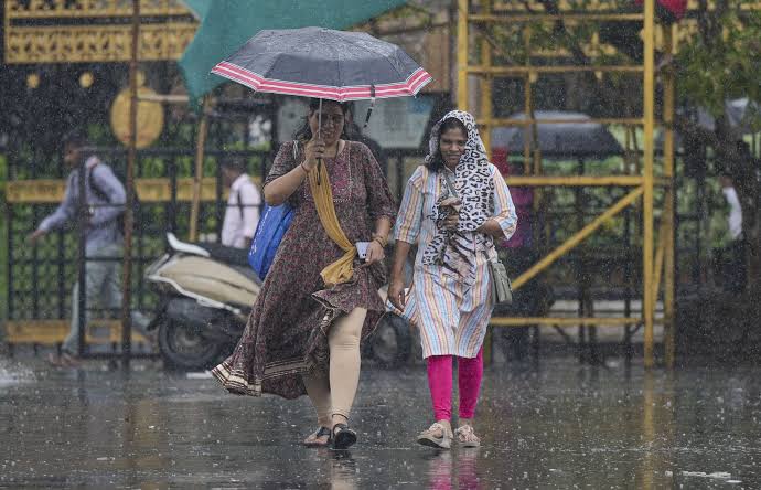 बिहार के कई जिलों में वज्रपात के साथ होगी बारिश,आंधी-तूफान की भी है संभावना
