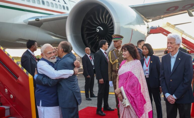 दो दिवसीय राजकीय यात्रा पर मॉरीशस पहुंचे पीएम मोदी,भव्य और गर्मजोशी से हुआ स्वागत