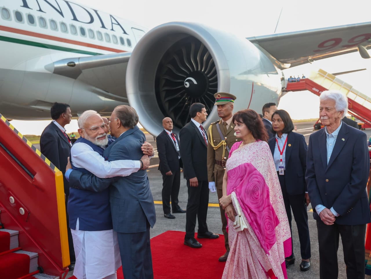 दो दिवसीय राजकीय यात्रा पर मॉरीशस पहुंचे पीएम मोदी,भव्य और गर्मजोशी से हुआ स्वागत