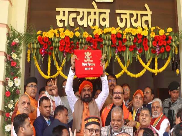 बजट में महिलाओं और छात्रों के लिए नीतीश सरकार ने किया बड़ा ऐलान,3 लाख 17 हजार करोड़ का सम्राट ने पेश किया बजट