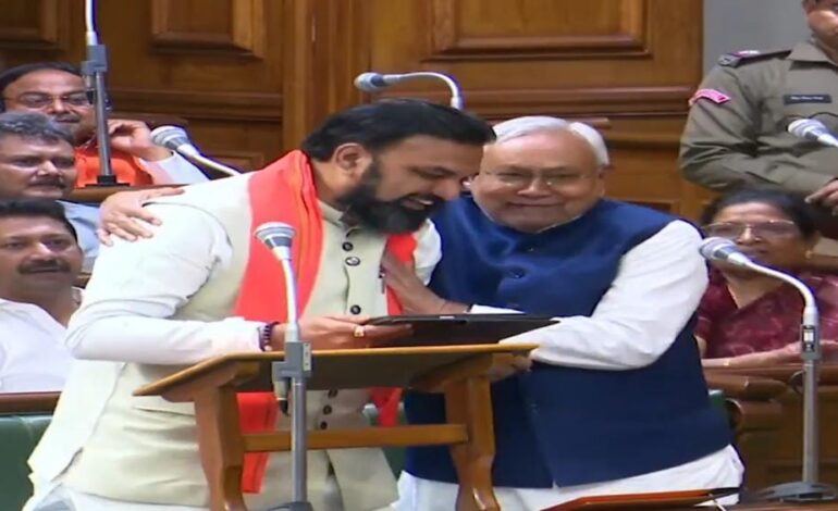 सदन के अंदर सम्राट को नीतीश कुमार ने लगाया गले,बजट से काफी प्रभावित दिखे NDA नेता