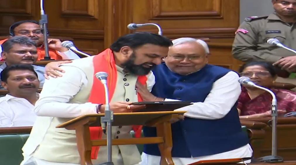 सदन के अंदर सम्राट को नीतीश कुमार ने लगाया गले,बजट से काफी प्रभावित दिखे NDA नेता
