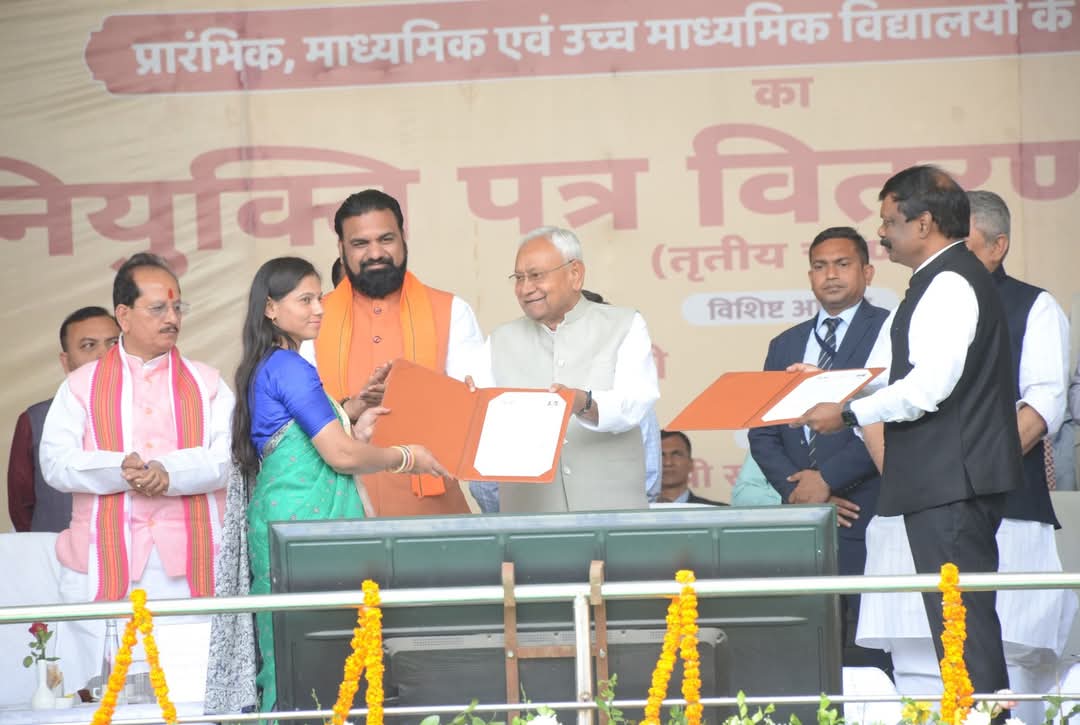 शिक्षकों को नियुक्ति पत्र सौंपे नीतीश कुमार,सम्राट चौधरी भी रहे मौजूद
