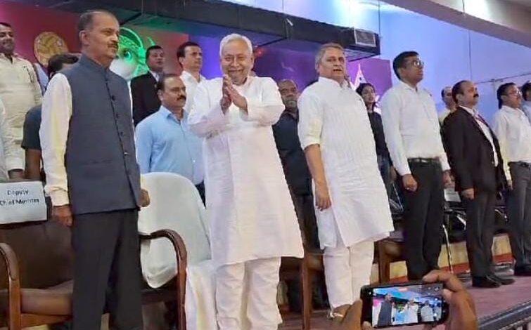 नीतीश कुमार के हरकतों पर भड़के अखिलेश के सांसद,बोले-ये बहुत ही निंदनीय है..