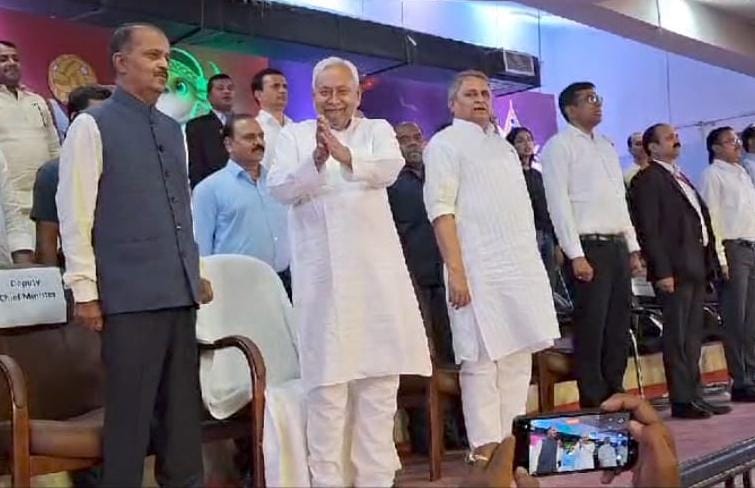 नीतीश कुमार के हरकतों पर भड़के अखिलेश के सांसद,बोले-ये बहुत ही निंदनीय है..