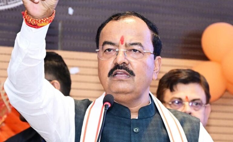 अखिलेश पर डिप्टी सीएम मौर्य का जोरदार पलटवार,ग्वाल के बेटे को अगर गाय के गोबर से दुर्गंध आने लगे तो..