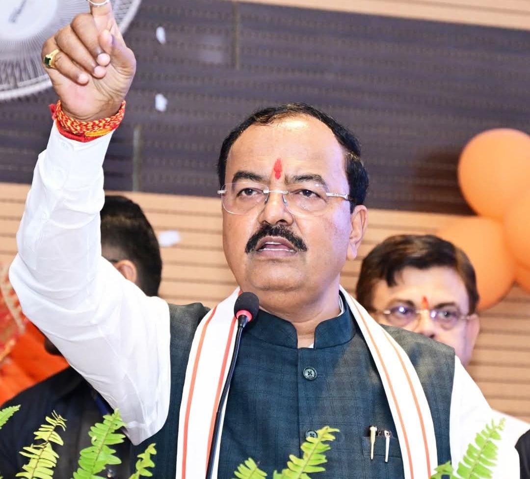 अखिलेश पर डिप्टी सीएम मौर्य का जोरदार पलटवार,ग्वाल के बेटे को अगर गाय के गोबर से दुर्गंध आने लगे तो..