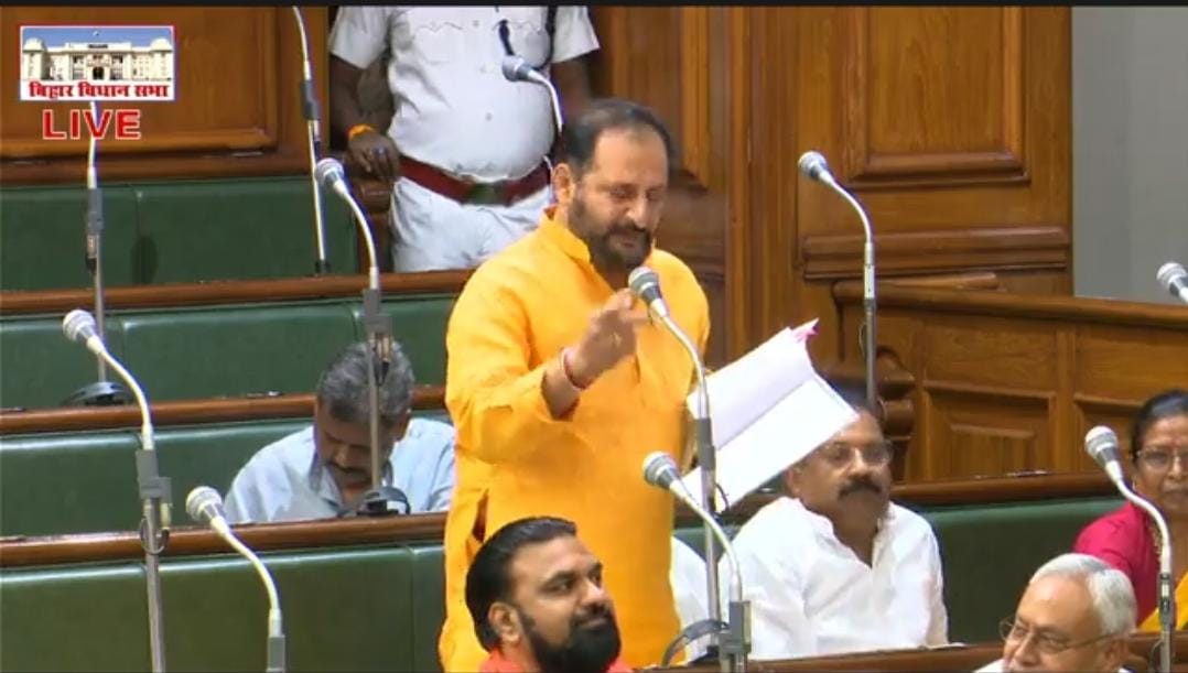 बिहार में सवाल पूछते रहे विधायक,सदन के अंदर सोते रहे मंत्री जी!
