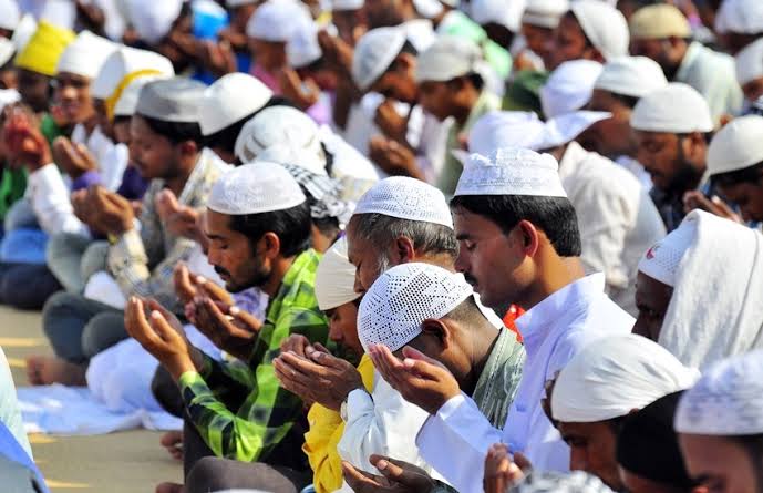 काली पट्टी बांधकर सभी मुसलमान पढ़े नमाज़,वक्फ बिल के विरोध में जारी हुआ फरमान