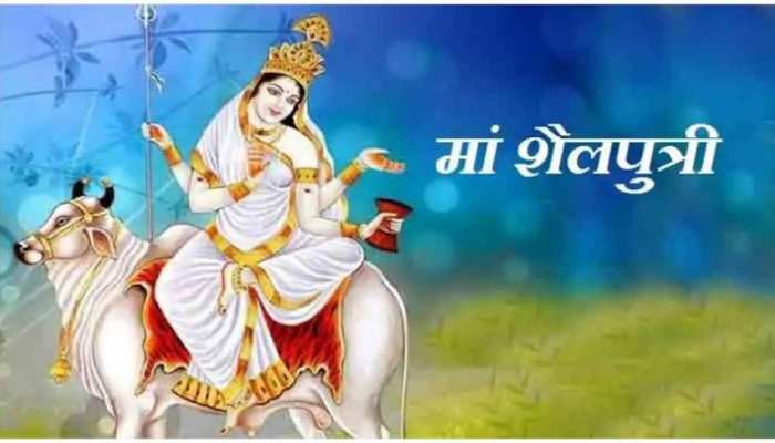 नवरात्रि के आज पहला दिन होती है मां शैलपुत्री की पूजा,जानिए मंत्र,आरती और कथा
