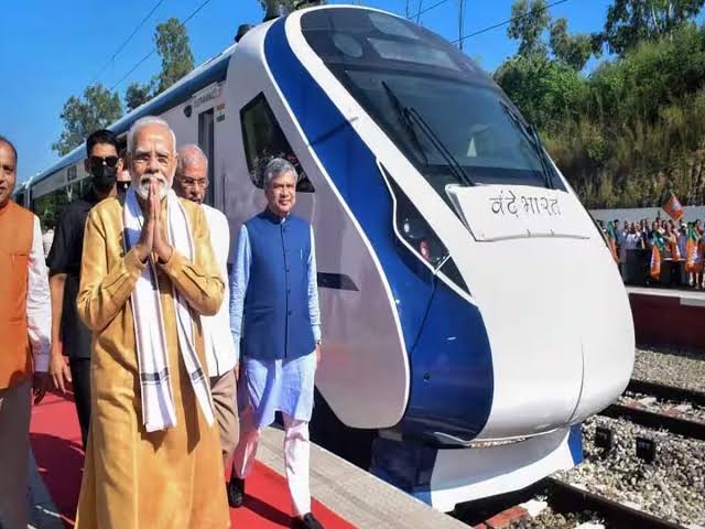 इस दिन से चलेगी जम्मू कश्मीर की पहली वंदे भारत ट्रेन,पीएम मोदी हरी झंडी दिखाकर देंगे लाइन क्लियर