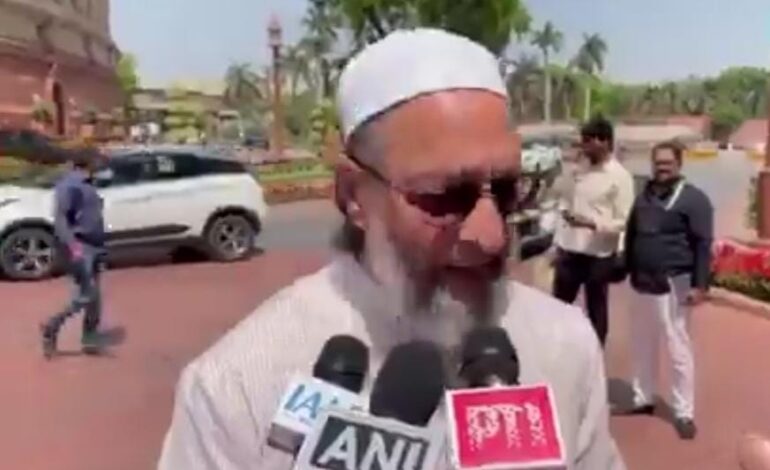 सड़क पर नमाज़ को लेकर योगी के बयान पर भड़के ओवैसी,बोले-हेलिकॉप्टर से फूल बरसाना ये सब ठीक है..