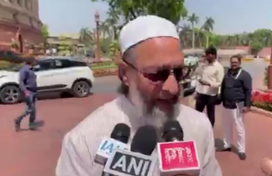 सड़क पर नमाज़ को लेकर योगी के बयान पर भड़के ओवैसी,बोले-हेलिकॉप्टर से फूल बरसाना ये सब ठीक है..