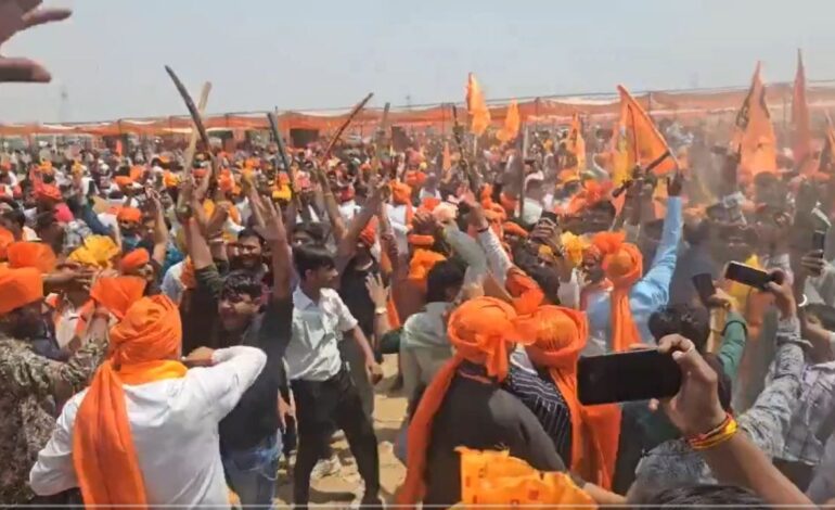 आगरा में करणी सेना के कार्यकर्ताओं ने जमकर किया नारेबाजी,अखिलेश के सांसद के खिलाफ प्रदर्शन जारी