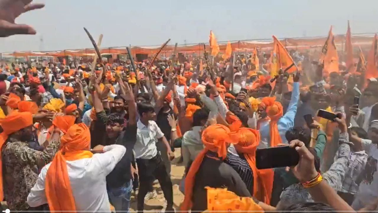 आगरा में करणी सेना के कार्यकर्ताओं ने जमकर किया नारेबाजी,अखिलेश के सांसद के खिलाफ प्रदर्शन जारी