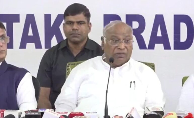 सर्वदलीय बैठक बुलाकर मुंहतोड़ जवाब दे सरकार,कांग्रेस अध्यक्ष खरगे ने की बड़ी मांग