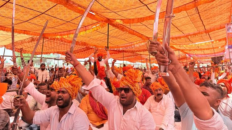 एक माह बाद भी अखिलेश के सांसद आवास मामलों में नहीं हुई कार्रवाई,फिर से बोला करनी सेना-जब तक तोड़ेंगे नहीं,छोड़ेंगे नहीं..