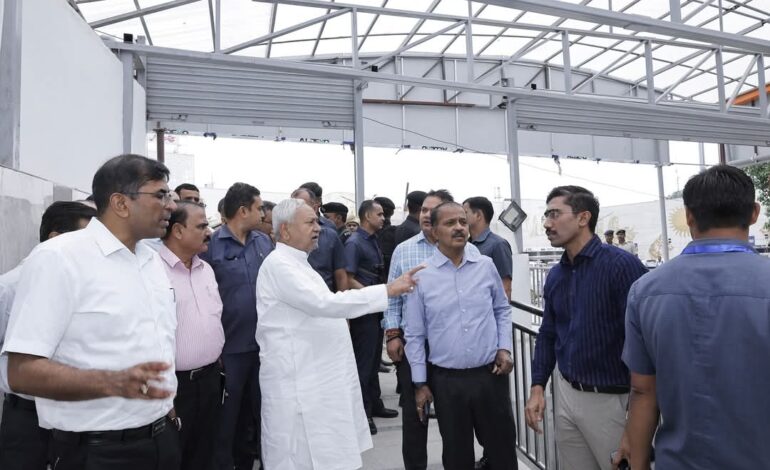 डबल डेकर फ्लाईओवर का मुख्यमंत्री नीतीश ने किया निरीक्षण,अधिकारियों को दिए कई निर्देश