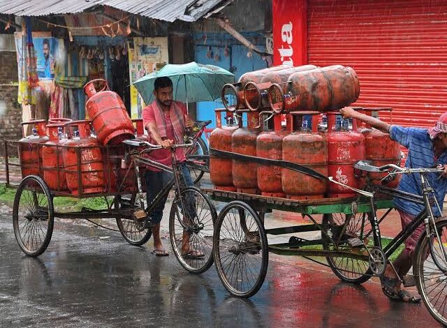 एलपीजी सिलेंडर की कीमतों में हुई बड़ी कटौती,जानिए कितने रुपए हुआ सस्ता?