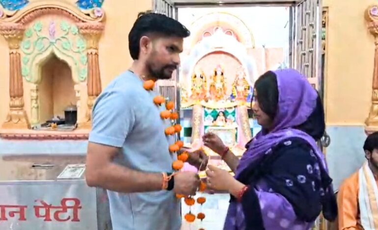 मुस्लिम युवक ने अपनाया हिंदू धर्म,फिर की अपनी प्रेमिका से मंदिर में जाकर शादी