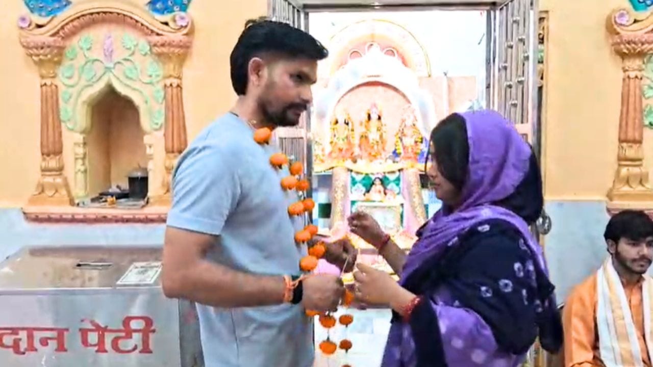मुस्लिम युवक ने अपनाया हिंदू धर्म,फिर की अपनी प्रेमिका से मंदिर में जाकर शादी