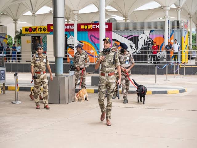 दिल्ली में मॉक ड्रिल से पहले बढ़ाई गई सुरक्षा,पैरामिलिट्री फोर्स के जवानों को भी किया गया तैनात