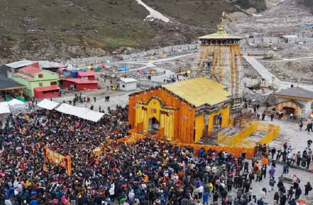 चार दिनों में ही दर्शनार्थियों का आंकड़ा पहुंचा एक लाख के पार,बाबा केदारनाथ के दर्शन के लिए उमड़ी भक्तों की भीड़