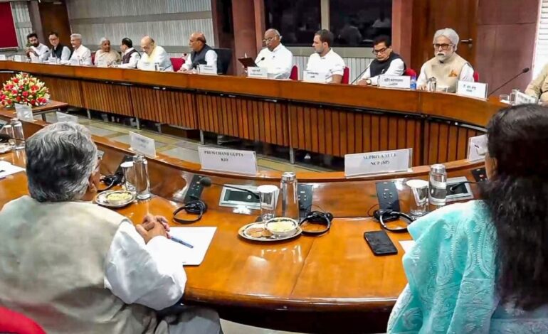 सर्वदलीय बैठक में बन गई रणनीति,अगर पाकिस्तान नहीं मानता है तो हम भी पीछे नहीं हटेंगे