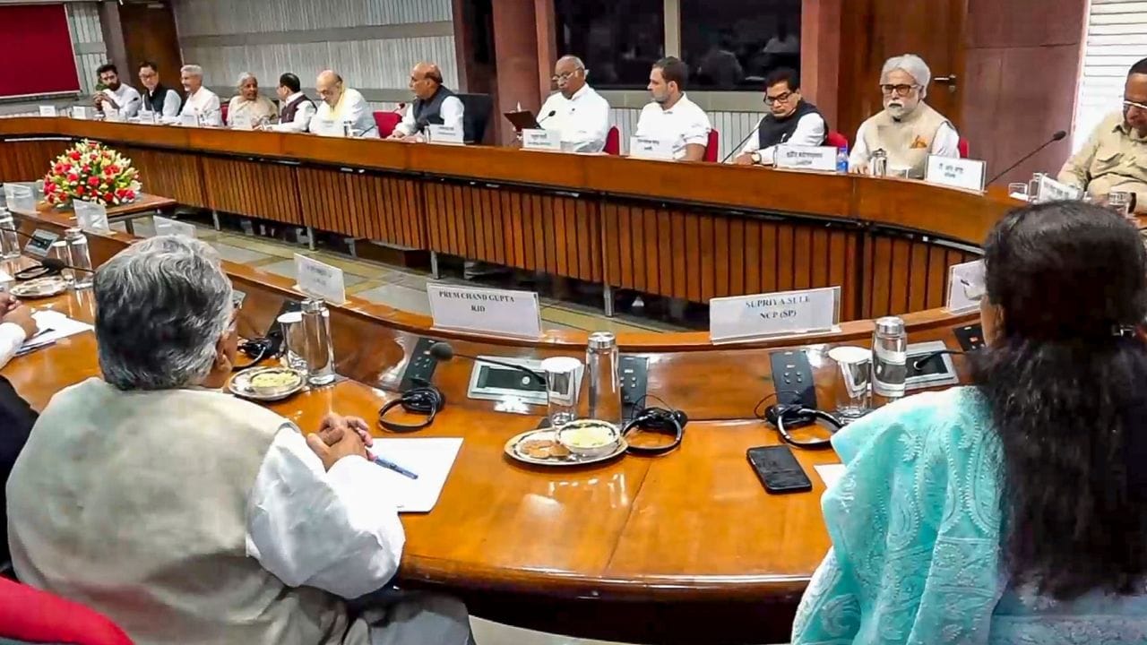 सर्वदलीय बैठक में बन गई रणनीति,अगर पाकिस्तान नहीं मानता है तो हम भी पीछे नहीं हटेंगे