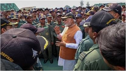 पाकिस्तान के आरोपों को पीएम मोदी ने आज कर दिया बेनकाब,भारतीय सेना को सलाम करने पहुंचे पीएम मोदी