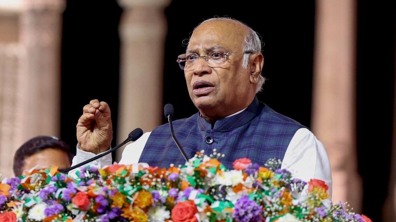 मोदी सरकार के नीतियों पर बरसे मल्लिकार्जुन खरगे,बोले-पाकिस्तान के खिलाफ छिटपुट कार्रवाई क्यों हुई?
