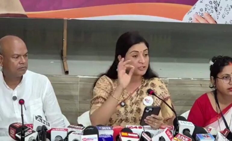 चुनाव से पहले राजद का खेल बिगाड़ने में जुटी कांग्रेस,2500 रुपए हरेक महीने महिलाओं को देने के लिए आज कांग्रेस ने कर दिया ऐलान