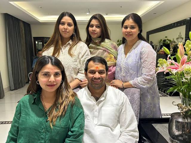 लालू के बाद तेजस्वी और बहन रोहिणी ने छोड़ा तेजप्रताप का साथ,परिवार की प्रतिष्ठा पर लगा दांव
