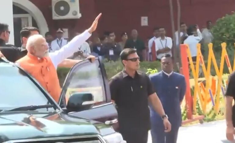 वडोदरा में पीएम मोदी ने किया रोड शो,दो दिवसीय दौरे पर पहुंचे गुजरात