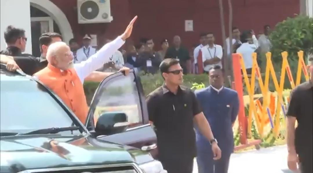 वडोदरा में पीएम मोदी ने किया रोड शो,दो दिवसीय दौरे पर पहुंचे गुजरात