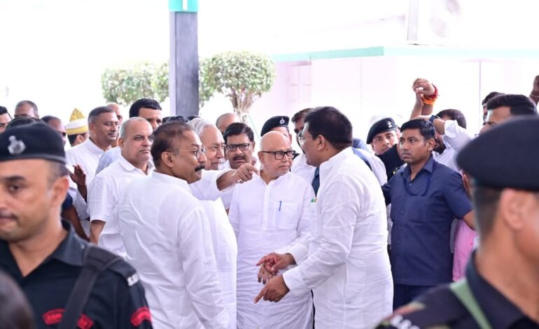 अचानक पार्टी कार्यालय पहुंचे नीतीश कुमार,कार्यकर्ताओं से मिलकर जताई खुशी