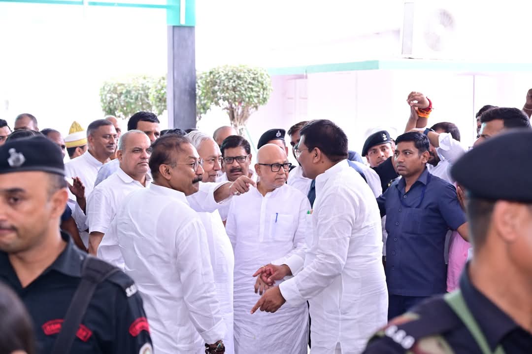 अचानक पार्टी कार्यालय पहुंचे नीतीश कुमार,कार्यकर्ताओं से मिलकर जताई खुशी