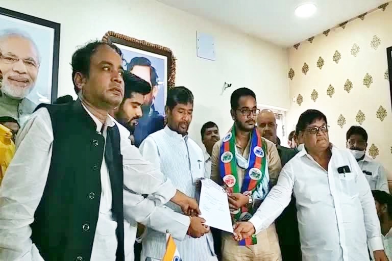 6 साल के लिए पार्टी से बाहर निकाले गए आकाश यादव,तेजप्रताप मामले में पार्टी ने लिया निर्णय