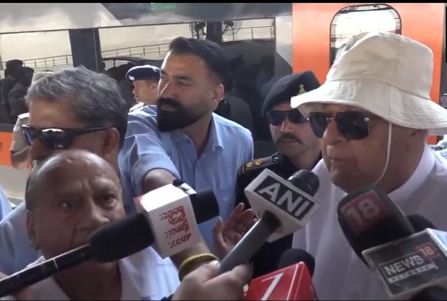 माता वैष्णो देवी के दर्शन करने के बाद बोले फारूक अब्दुल्ला-मुझे उम्मीद है कि जो हम ने मांगा है वो माता पूरा करेंगी