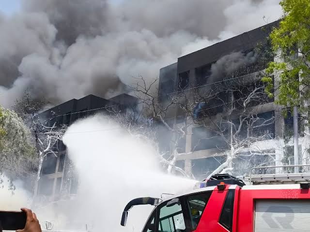 लंदन जा रहा विमान ने रास्ते में हीं छोड़ दिया साथ,242 यात्री थे सवार